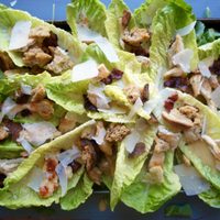 Descubrí cómo disfrutar de una ensalada César con las manos