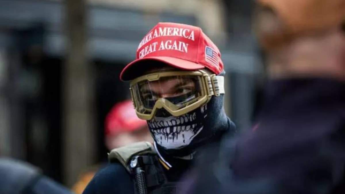 Un miembro de Proud Boys durante una manifestación en apoyo a Trump