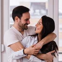 La rutina antes de dormir con tu pareja que fortalece la relación y genera confianza, según la ciencia