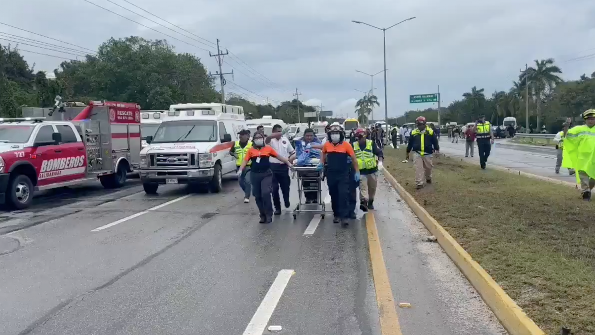 Traslado de una de las víctimas del accicdente en Tulum