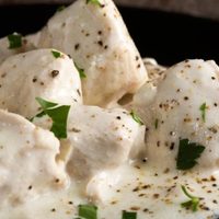 Receta exprés: hacete estas pechugas de pollo con salsa de queso en menos de media hora y sorprendé a todos