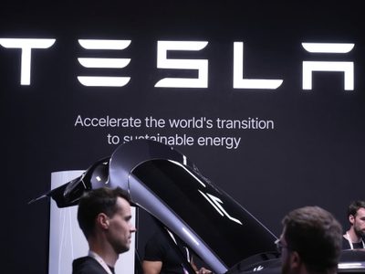 Acciones de Tesla caen 7% al reanudarse disputa entre Musk y Trump