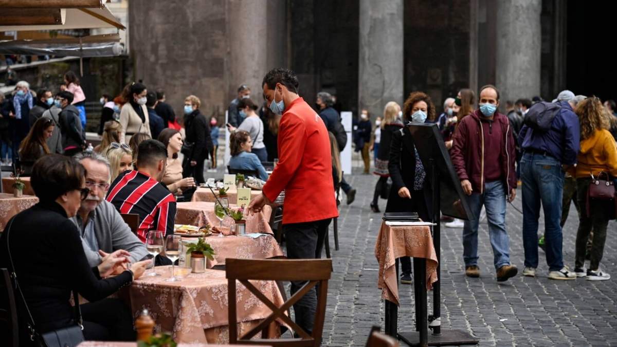 Los bares y restaurantes podrían ser objeto de nuevas restricciones. Fuente: (Twitter)