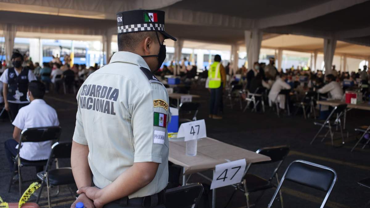 Un agente de la Guardia Nacional vigila la vacunación contra el covid-19