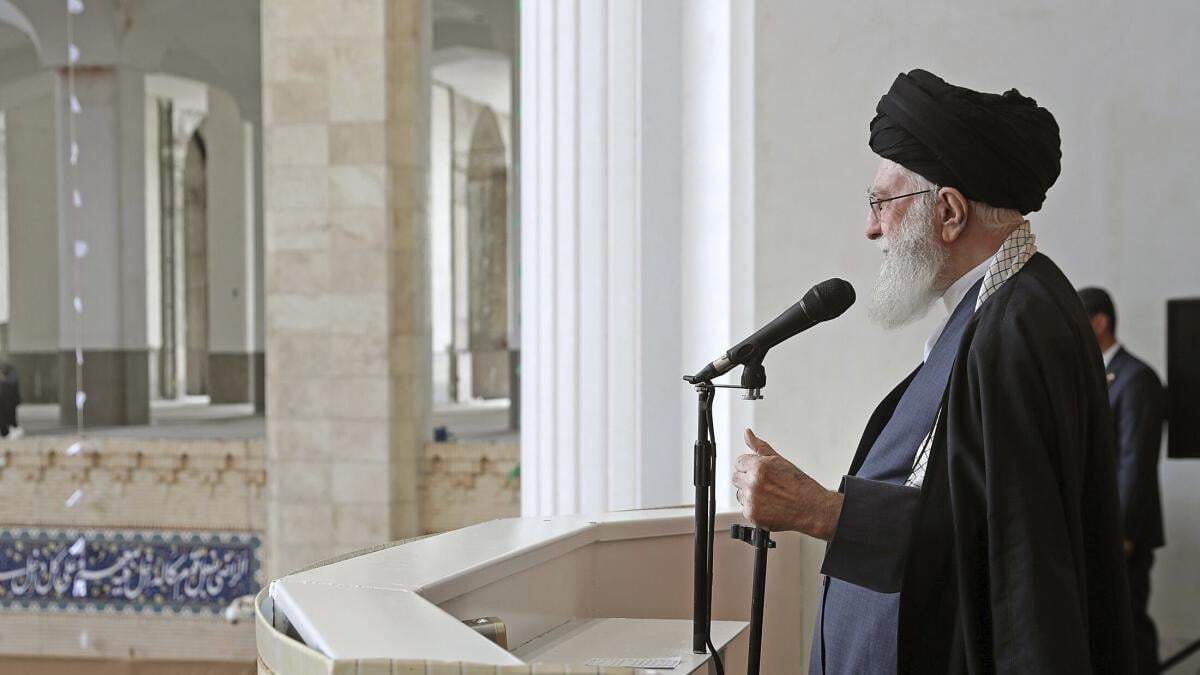 En esta imagen publicada por el sitio web oficial de la oficina del líder supremo de Irán, el ayatolá Alí Jamenei ofrece un discurso durante una ceremonia religiosa por el Eid al-Fitr, que marca el final del Ramadán, el miércoles 10 de abril de 2024. Jamenei reiteró su promesa de tomar represalias contra Israel por las muertes de generales iraníes en Siria