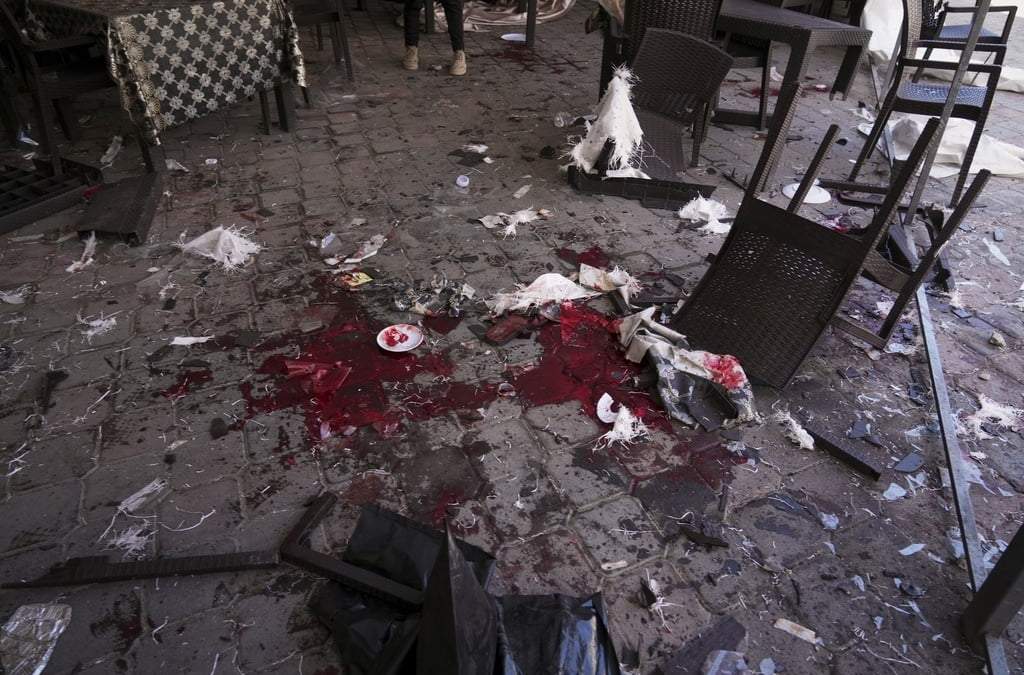 Suelo ensangrentado de un restaurante atacado por el Ejército de Israel, que mató al manos a 29 personas, Gaza, 7 de mayo de 2025