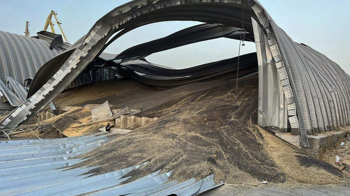 En esta imagen proporcionada por la oficina de prensa de la administración regional de Odesa, un granero destruido durante la noche en un ataque de dron ruso se ve en un puerto del Danubio