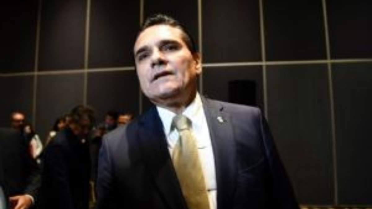 FGR busca detener a Silvano Aureoles por peculado, administración fraudulenta, operaciones con recursos de procedencia ilícita y asociación delictuosa.