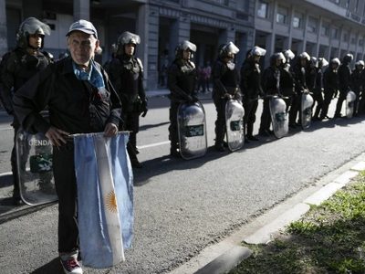 Congreso argentino continúa debate de reformas clave para Milei con resultado incierto