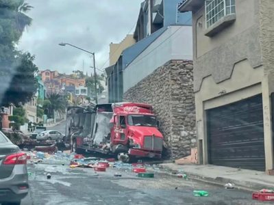 Camión de Coca Cola se queda sin frenos y choca contra una barda en Tijuana (Videos)