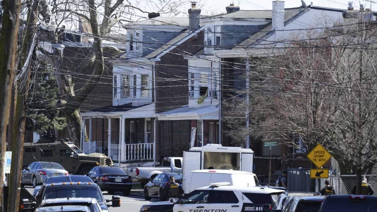 La policía rodea una vivienda en Trenton, Nueva Jersey