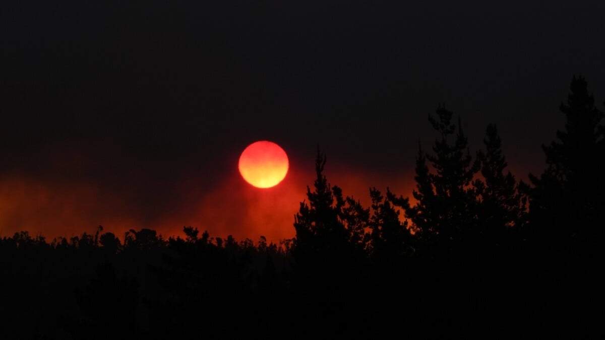 El ocaso del sol en medio de los incendios en Viña del Mar, Chile