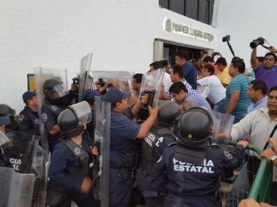 Irrumpen en Congreso para evitar se apruebe 'paquete de impunidad” de Borge