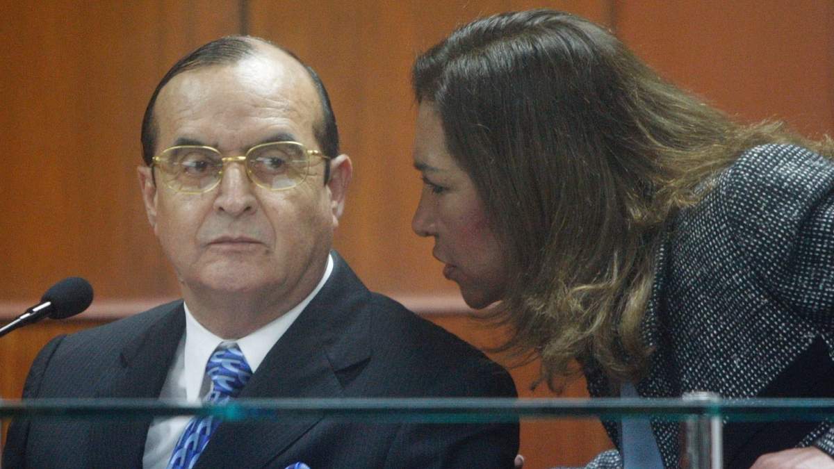 En esta foto de archivo del 30 de junio de 2008, Vladimiro Montesinos escucha a su abogada Estela Valdivia