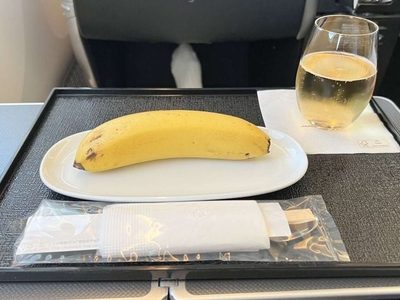 Viajero pide menú vegano durante un vuelo... y le llevan un plátano