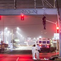 Cuelgan un cadáver con un mensaje en puente peatonal de Tijuana