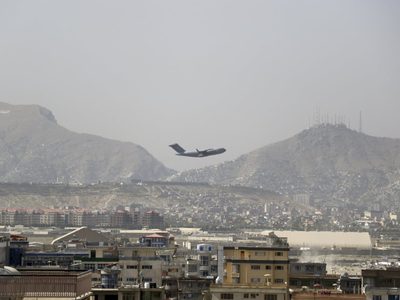 Nuevo ataque al aeropuerto de Kabul: dispararon varios cohetes desde un auto