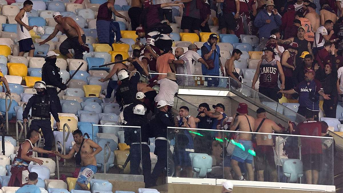 La policía brasileña pegándole a hinchas argentinos, no importa cuándo leas esto.
