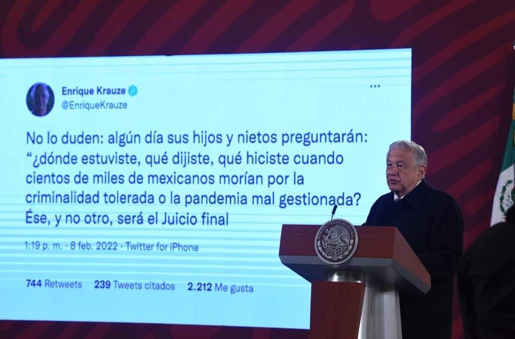 AMLO exhibió el tuit en el que Krauze cuestionó la gestión de la pandemia