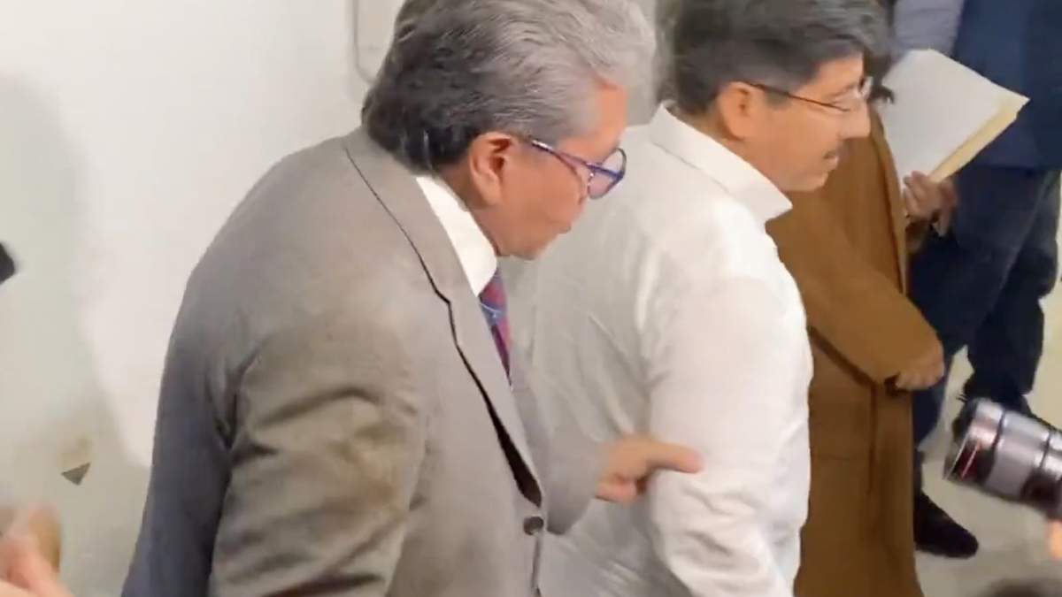 El momento en el que Ricardo Monreal jala del brazo al ministro electo Hugo Aguilar