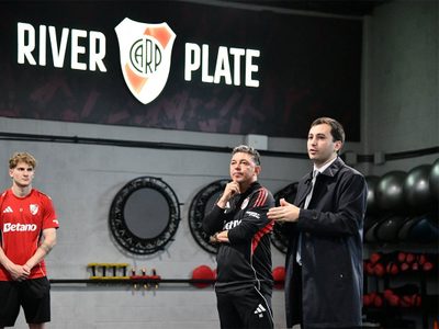 ¿Apoyo o un "pónganse las pilas"? Di Carlo fue al entrenamiento de River