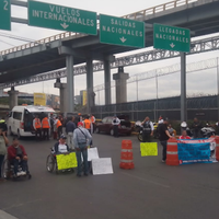 Personas con discapacidad bloquean acceso al AICM; exigen tratamiento