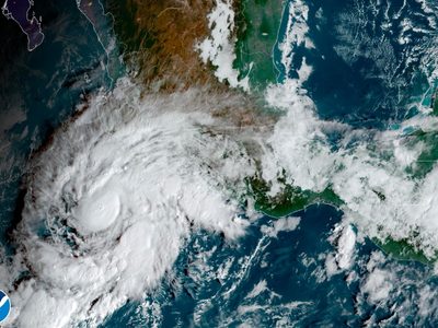 “Roslyn” crece a huracán categoría 3; ponen en alerta a Jalisco y Nayarit