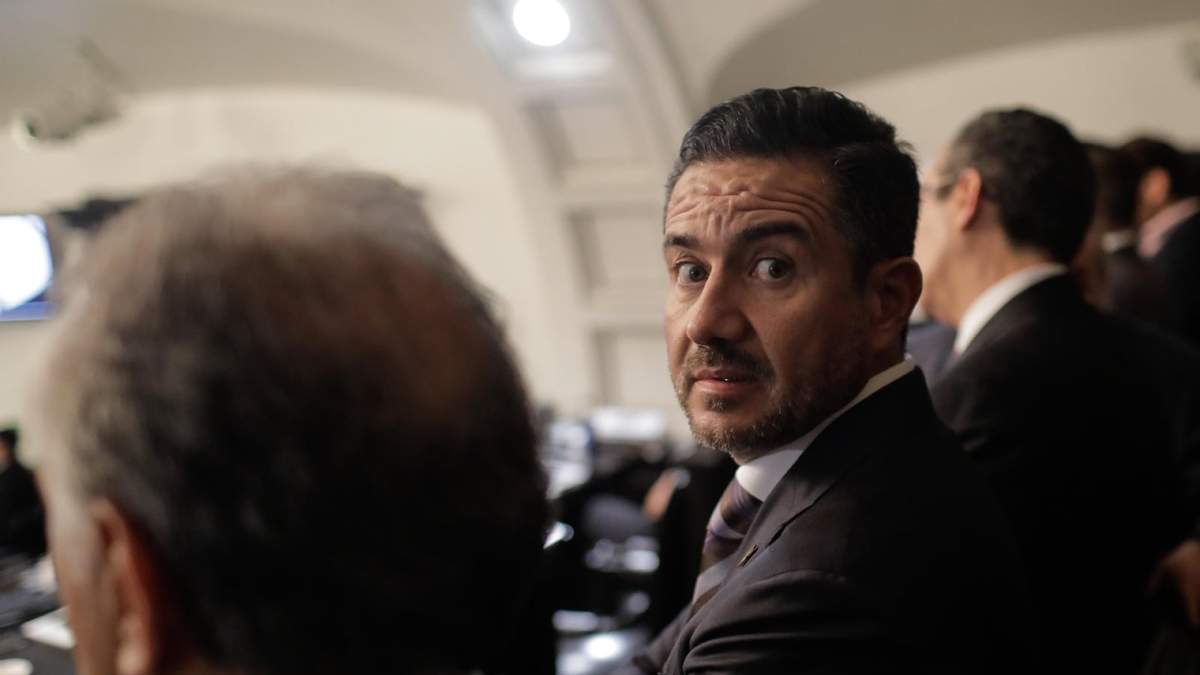 Miguel Ángel Núñez Márquez, acompañado por su padre, Miguel Ángel Yunes Linares, en la sesión de la madrugada del miércoles en el Senado