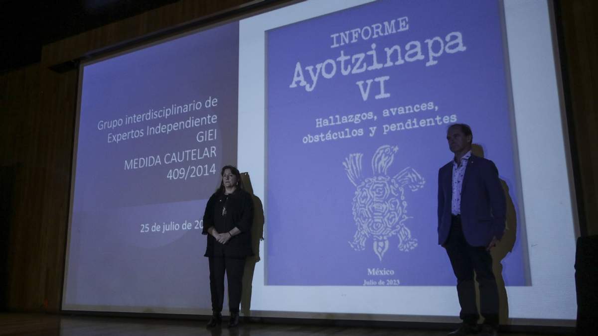 Carlos Martín Beristain, y Ángela María Buitrago, expertos del GIEI en la presentación de su informe el 25 de julio de 2023