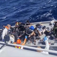 Italia rescata a 22 náufragos y recupera 9 cadáveres; hay 15 desaparecidos
