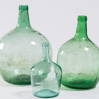 No tirés las botellas de damajuana que tenés en casa y hacé una lámpara de mesa sin toma de luz