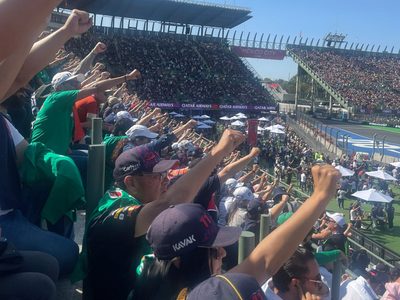 Asistentes al GP de México levantan el puño en solidaridad con las víctimas de Guerrero por Otis