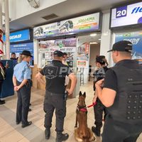 La Policía realizó un control de transporte de pirotecnia en la terminal de colectivos