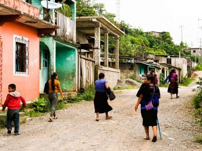 Indígenas chiapanecos regresan a sus hogares tras haber sido atacados por sicarios
