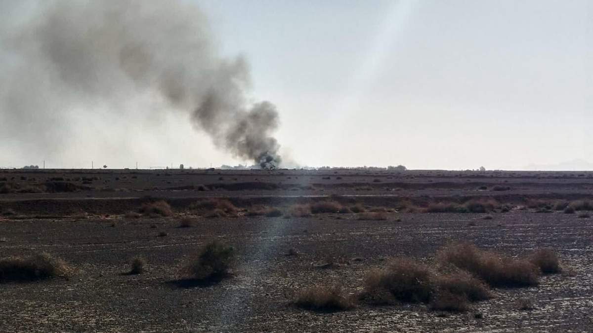 Una columna de humo negro se eleva en lo que la televisión estatal iraní dijo que era el lugar donde fueron derribados un avión de EU y dos helicópteros