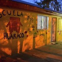 Goteras por todos lados, baños inundados y cables deteriorados en la Escuela 149 de Huaraco