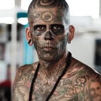El hombre "más tatuado del mundo" mostró su rostro tras realizarse un tratamiento con laser
