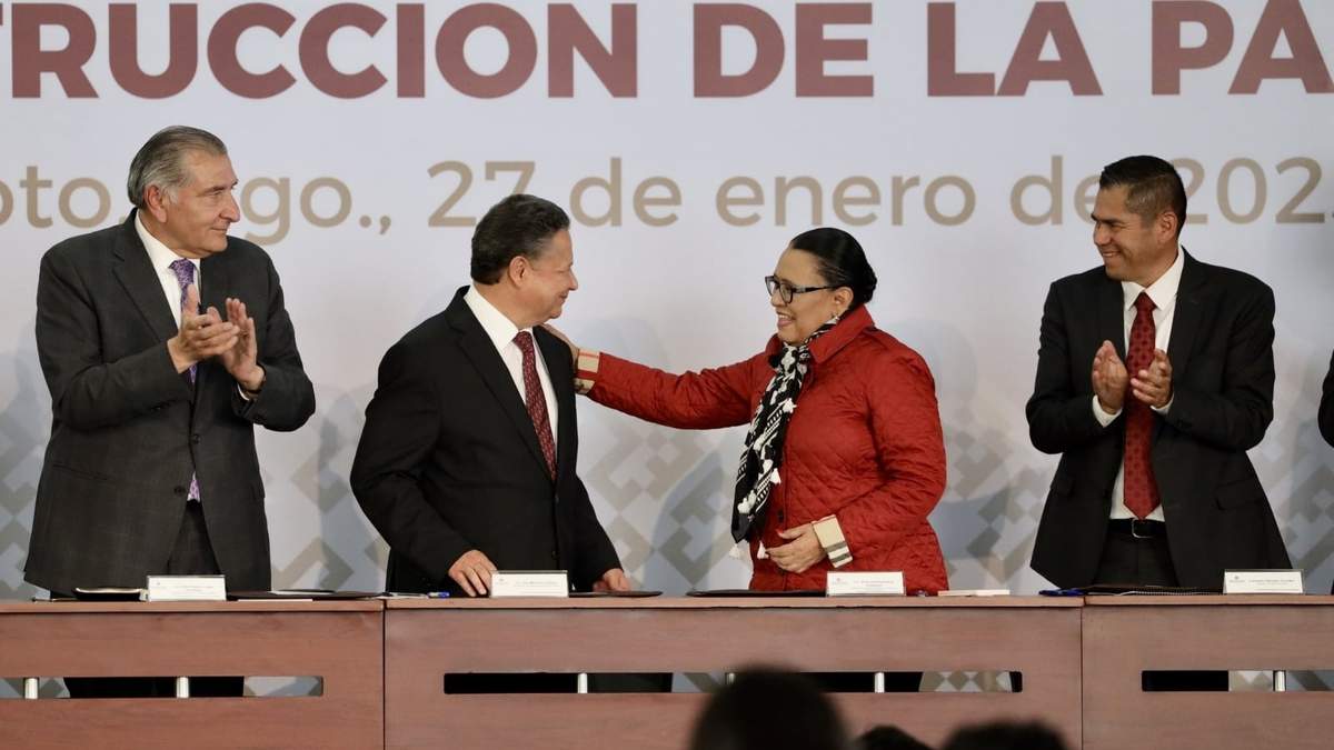 Firma del Convenio para la Construcción de la Paz en Hidalgo. Adán Augusto López, secretario de Gobernación; el gobernador julio Menchaca y Rosa Icela Rodríguez, secretaria de Seguridad