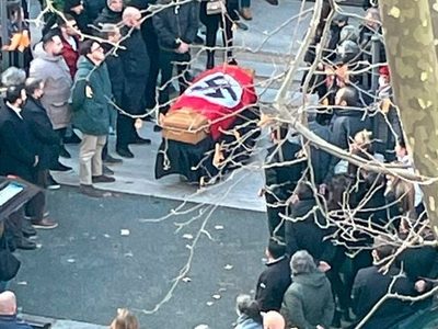 Indignación en Italia por un funeral con una bandera nazi y saludos fascistas