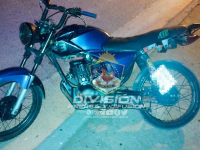 Por evadir a toda velocidad un control policial se les cayó un arma de fuego de la moto