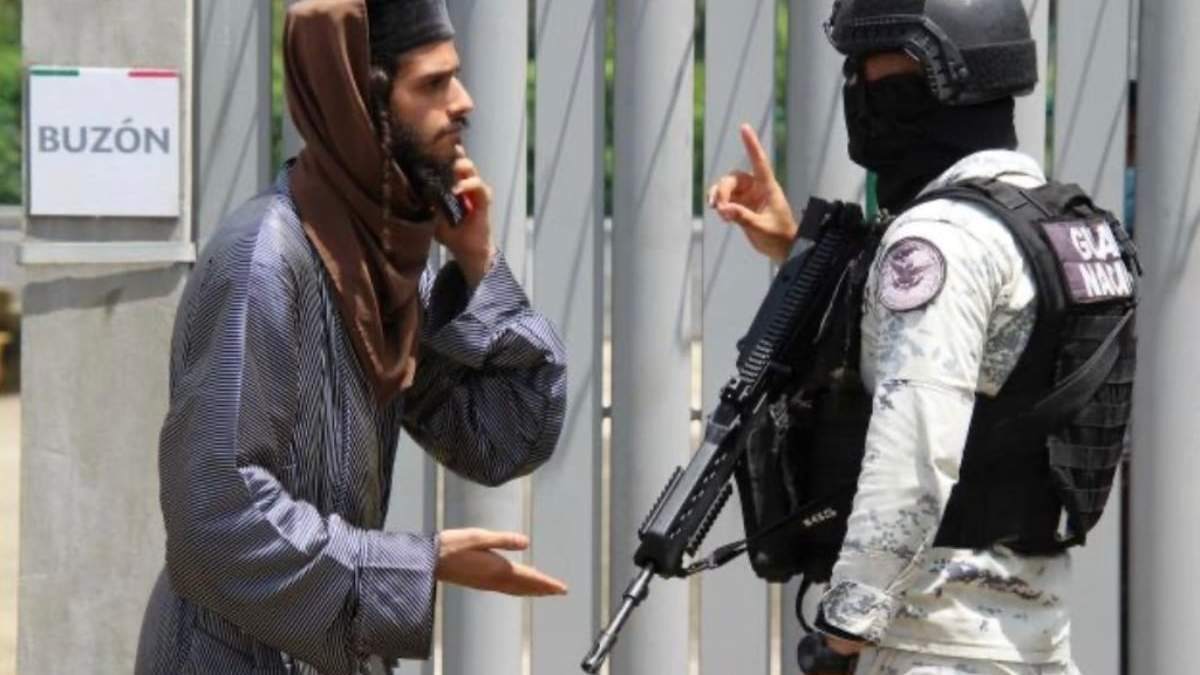 Judíos ortodoxos del grupo Lev Tahor protestaron en las instalaciones del INM