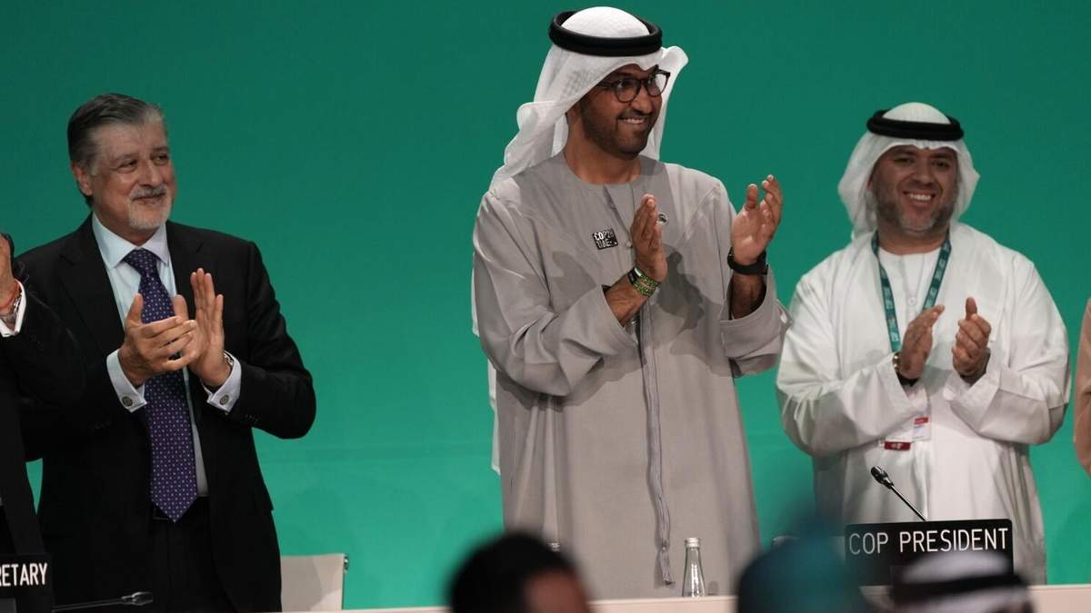 El presidente de la COP28, Sultan al-Jaber (centro), aplaude tras la aprobación del balance mundial en la cumbre climática de Naciones Unidas, en Dubái, Emiratos Árabes Unidos