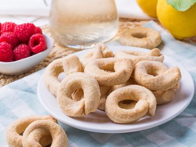Con solo harina y vino blanco: prepará esta receta italiana bien crocante para acompañar unos buenos mates