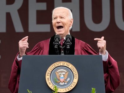 Biden dice a graduados que “escucha” sus protestas contra la guerra en Gaza