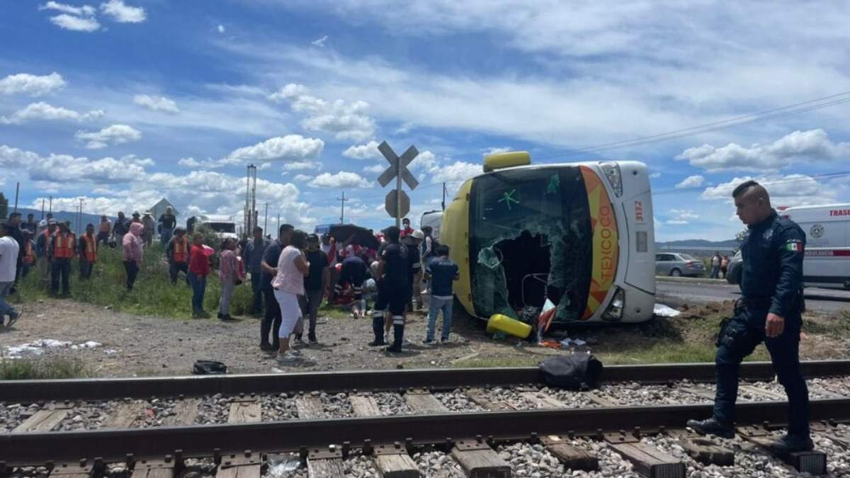 El camión de pasajeros fue volcado