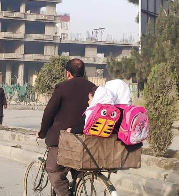 Dos menores son llevados a la escuela