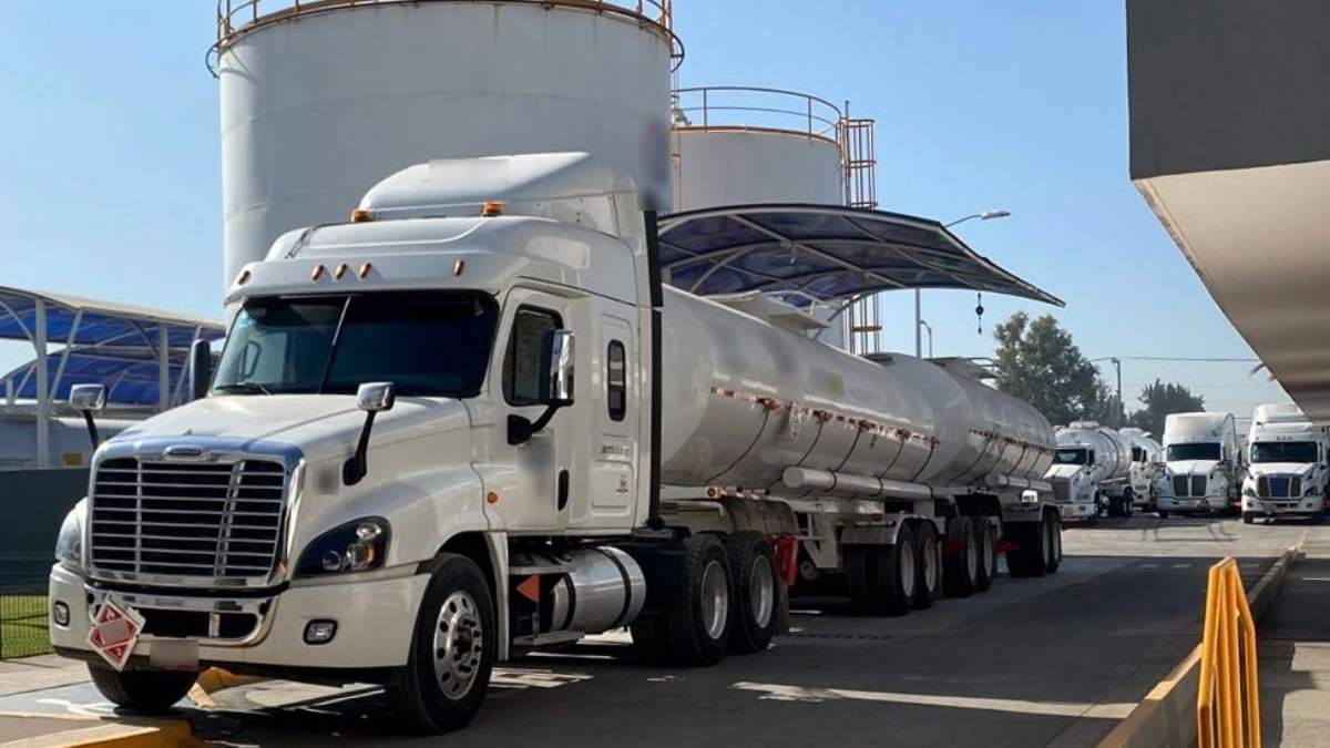 Tractocamiones asegurados por la FGR