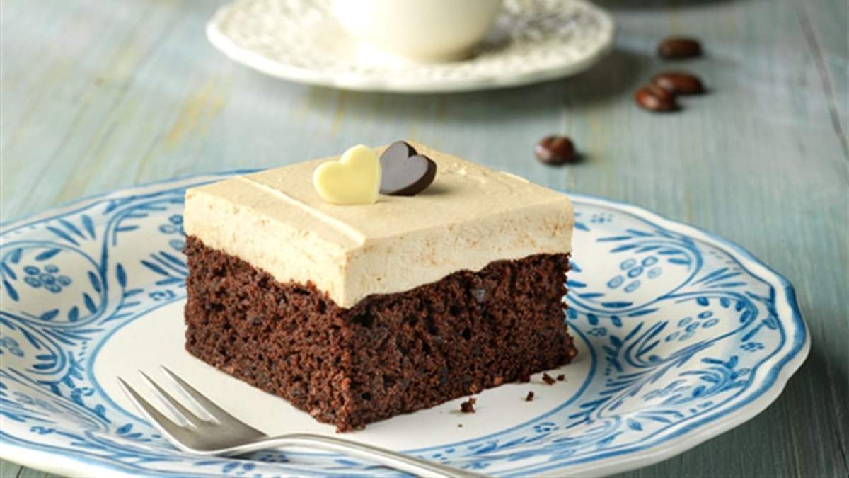 Cuadrados de chocolate y manzana con crema de café. Fuente: (X)