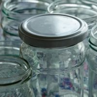 Iluminá tu balcón con estilo boho: portavelas hechos con frascos de vidrio pequeños reciclados, fácil y rápido