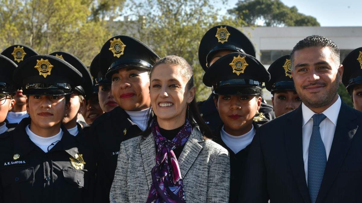 Claudia Sheinbaum y Omar García Harfuch en la graduación de la Universidad de la Policía de la Ciudad de México